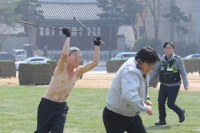 [사진] 서울광장서 쇠말뚝 난동 벌인 남성, 경찰에 체포