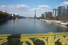 파리의 낯선 다리에 가자는 아빠, 대체 왜