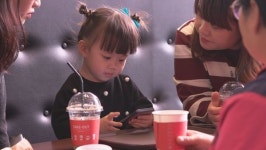 교실서 스마트폰 보는 아이들, 선생님께 음란물 자랑까지