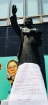 이승만 동상은 수치... 철거운동에 가세한 교수와 학생들