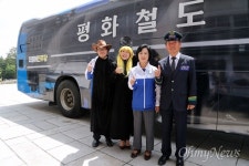 [오마이포토] 이재정 평화철도111 유세단에 메텔 맡았어요