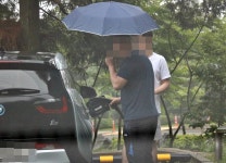 빗물에 젖은 전기차 충전기, 정말 사용해도 되나?