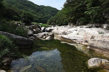 계곡은 한여름에 가는 곳? 모르는 사람들이 하는 말