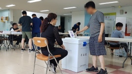 투표장에 이어지는 발길... 소중한 한 표 행사