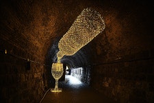 낮에는 와인동굴, 밤에는 야경구경... 완벽한 피서지