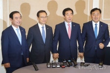 손 맞잡은 각 당 원내대표, 국회 정상화 물꼬 텄다