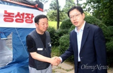 [사진] 김경수 지사, 경남도청 농성 성동조선 노동자들 만났다