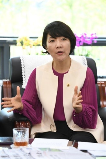 [인터뷰] '첫 여성, 첫 민주당, 최연소' 김지수 경남도의회 의장