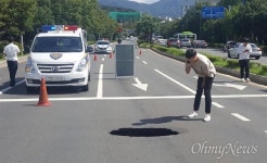 창원에도 싱크홀이... 도로 한복판에 구멍 뻥