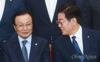 [오마이포토] 이야기 나누는 이해찬-이재명