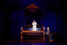 뮤지컬 웃는 남자 뒤에서 벌어진 일... 씁쓸하다