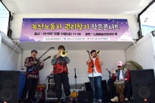 노조 조끼 벗고 공단길 트위스트 부른 이들의 사연