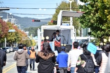 노조 조끼 벗고 공단길 트위스트 부른 이들의 사연