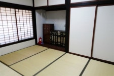 방문에 호수 대신 역 이름이 적힌 게스트하우스