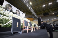 순직한 소방관 며느리 위해 추모전 연 시어머니