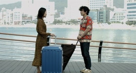 광안리 해변에서 우연히 만난 두 남녀의 기이한 퍼포먼스