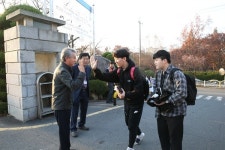[사진] 박종훈 경남교육감, 수험생 손 잡고 격려