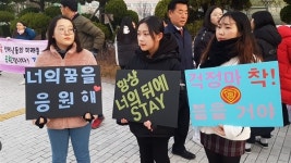 잠 못자고 준비했는데... 수능시험장 앞 엄마의 기도