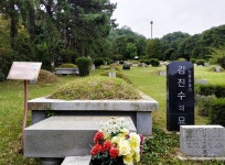 책 끼고 다니던 훈남, 제2의 전태일로 불린 사연