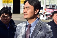신도시 철회하라... 김상호 하남시장 밀가루 세례