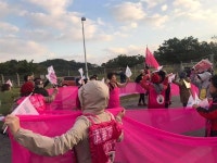 오키나와 미군기지 앞을 압도한 핑크 깃발의 주인공들