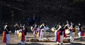 우금티 전적지에 세워진 장승 통일세상, 농민수당