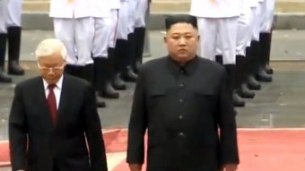 베트남 친선방문 시작한 김정은, 표정은 '담담'