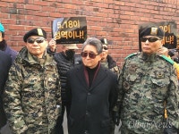 광주 가지 마세요... 전두환 출발하자, 울부짖는 보수단체