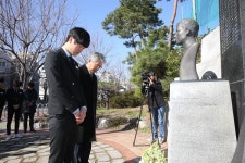 박종훈 교육감, 용마고 김주열 열사 흉상 찾아 헌화
