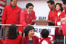 황교안·나경원, 유세 첫날 창원 찾아 정부 비난 쏟아내