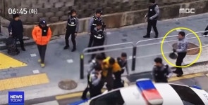 흉기 난동 취객 제압하고도 욕먹는 경찰, 억울합니다