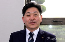 축사 갈등에 백두현 고성군수 수질오염·악취에 강력 대응