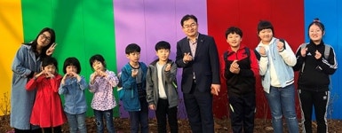 공동묘지 있던 통학로, 이젠 무지개 꽃길로 불러요