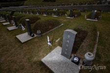 죽은 시민군 엄마가 산 시민군에게...  살아야제, 29만원 전두환도 골프치는디