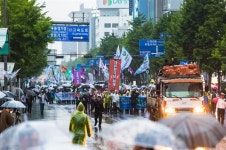[포토] 5·18민중항쟁 전야제, 빗속을 걸어 금남로로 향하다
