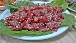 입맛 사로잡는 이것, 날것 그대로의 생고기 열무쌈 