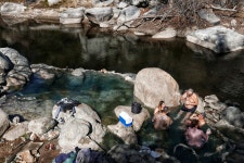 온천 바닥에 사금이? 손으로 잡으려 했더니