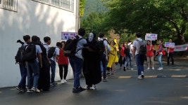 진해남중학교 어머니들이 만든 활기찬 등굣길