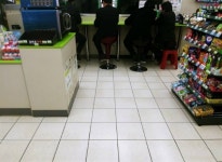 비 오는 날 편의점에 앉은 검은 양복의 사내들  