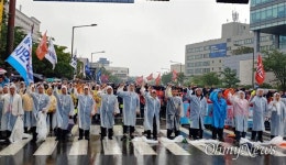 빗속 6천명, 현대중공업 앞 부당징계 맞서 당당한 싸움