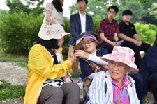 소리로 새를 관찰하는 시각장애인들 