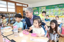 [사진] 박종훈 경남교육감, 도시락 먹는 아이들 격려