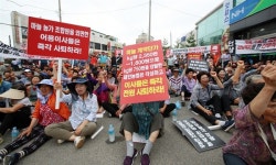 태안농협 앞에 마늘 쏟아버린 농민들 우리도 파업하자