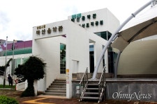 선구자 노랫말 비석 짓뭉갰는데 마산음악관 내부엔 전시