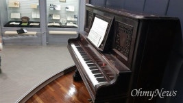 [사진] 마산음악관, 친일 조두남 흉상-밀랍모형 전격 철거