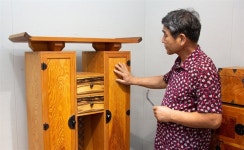 나 자신도 고목처럼 나무를 어루만지며 작업하고 싶다