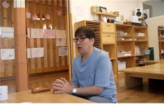 부모들이 놀이터 흙 갈고 주방 보수공사 하는 어린이집