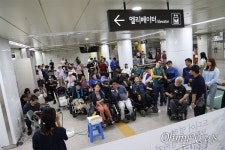 엘리베이터는 누군가에게 목숨줄... 광화문역 다시 태어나다