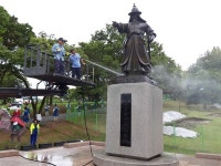 장군님 시원하시겠습니다, 김시민 장군 동상 목욕