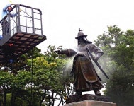 장군님 시원하시겠습니다, 김시민 장군 동상 목욕